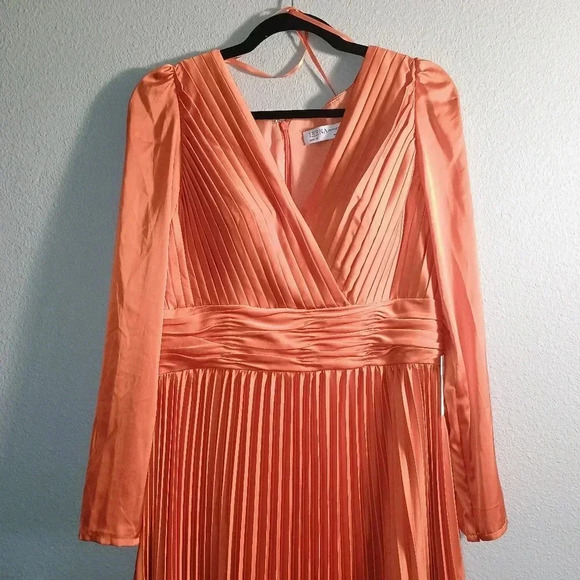 Ieena Macduggal Pleated Long Sleeve Satin V Neck Gown Size 10 NWT - Picture 7 of 16